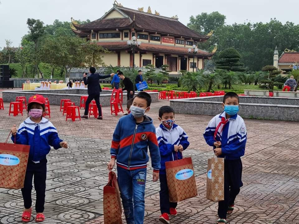 Trao 100 triệu giúp dân Hà Tĩnh sửa chữa trạm y tế sau lũ ảnh 3