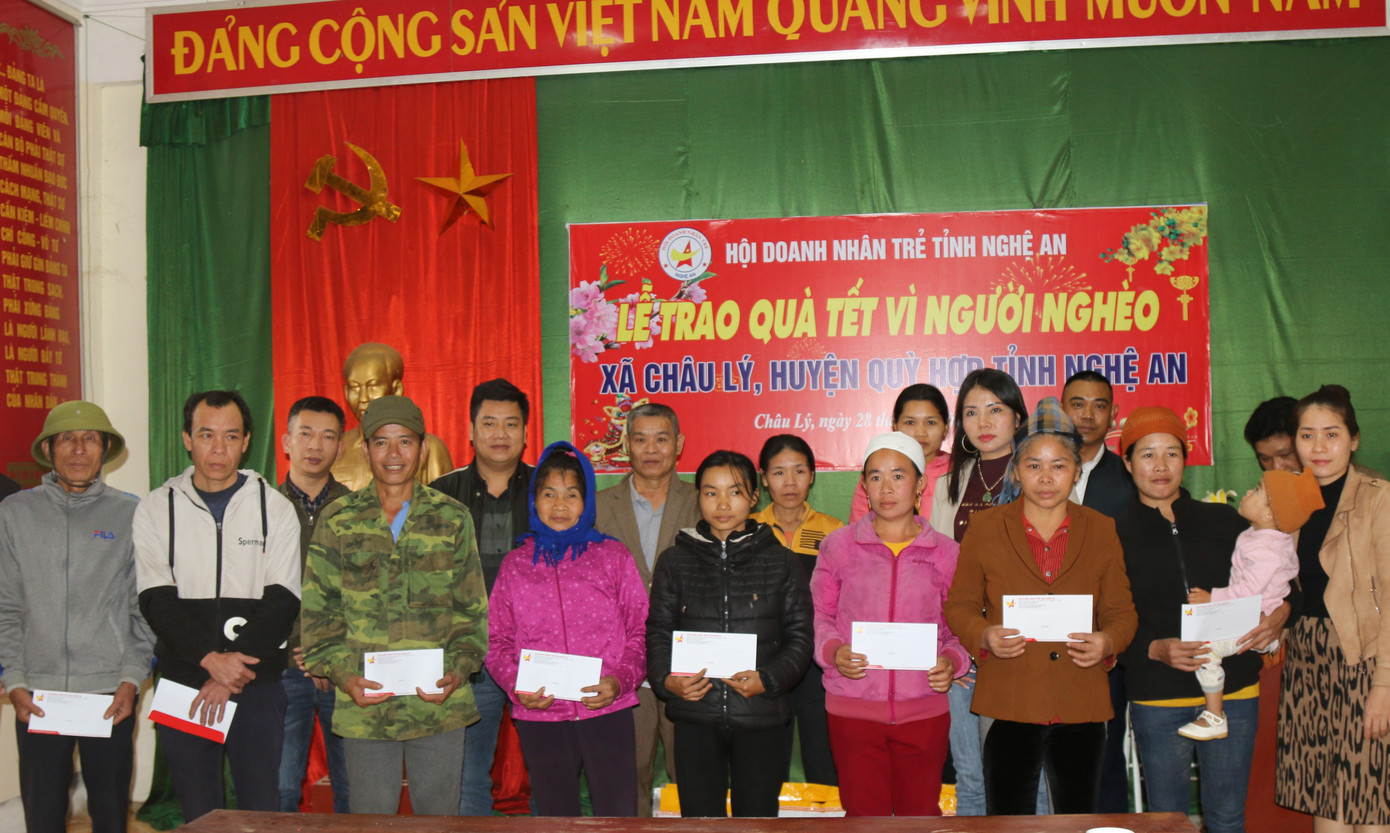 Hội Doanh nhân trẻ Nghệ An trao quà Tết cho người nghèo ảnh 2