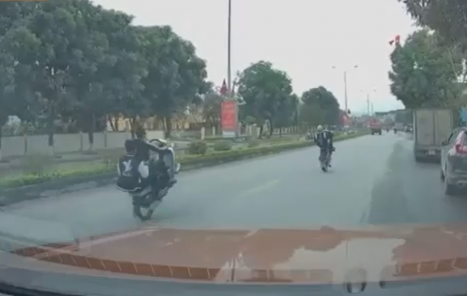 Triệu tập ‘quái xế’ 18 tuổi bốc đầu xe máy trên quốc lộ ảnh 1