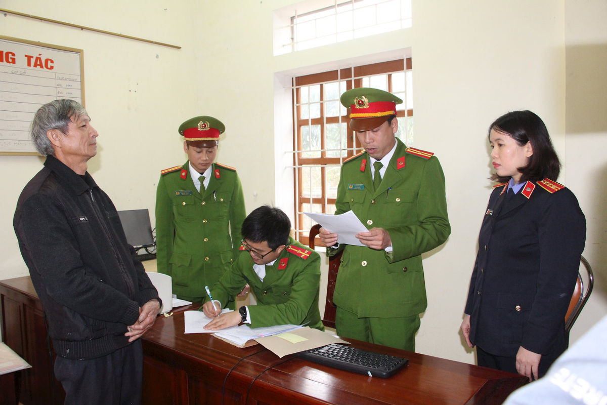 Khởi tố 3 cán bộ xã lập khống hồ sơ, bòn rút tiền hỗ trợ thiên tai ảnh 1