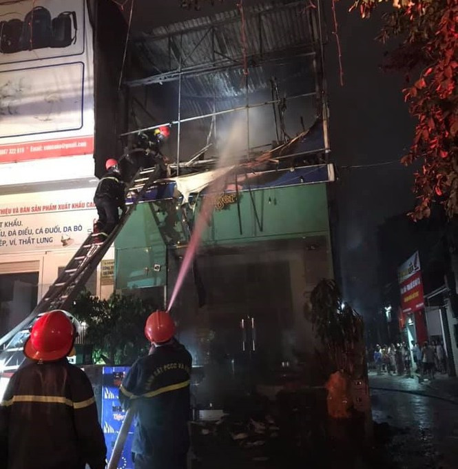 Nam thanh niên bỏ ý định tự tử sau hơn 2 giờ 'cố thủ' trên nóc nhà ảnh 4