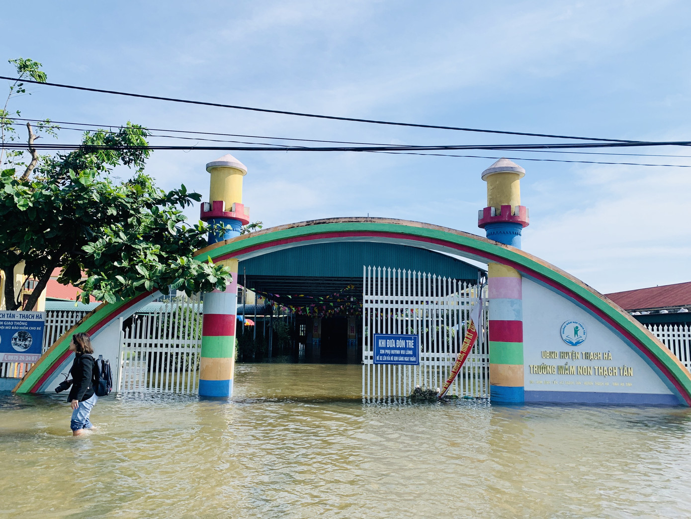 Những nữ giáo viên trắng đêm chống lũ: Chỉ mong bình yên bên tiếng cười của trẻ ảnh 1