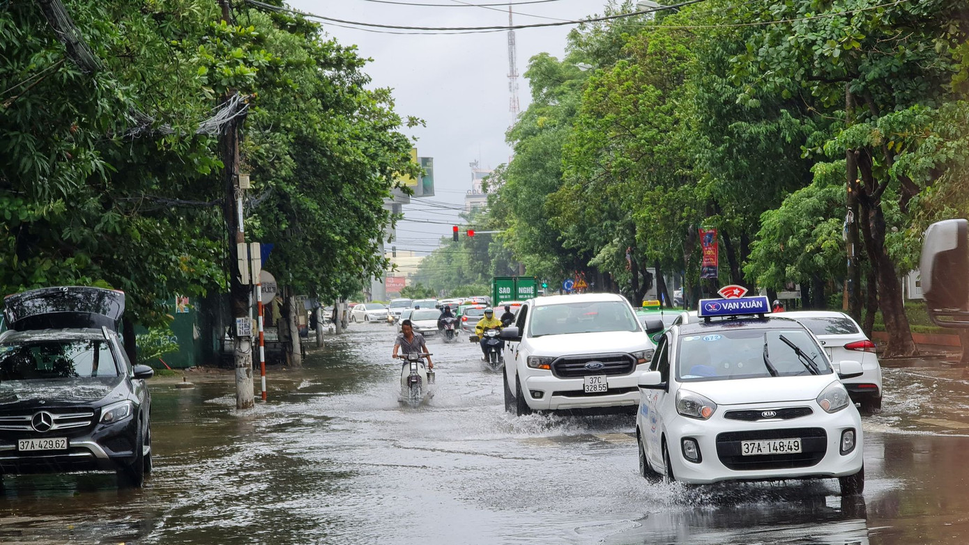 Mưa trắng trời TP Vinh ngập sâu, Hà Tĩnh cây cối gãy đổ, nhà cửa tốc mái ảnh 8