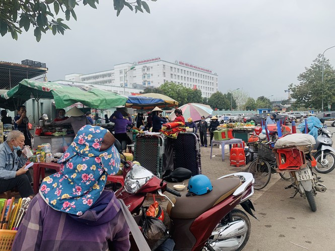 Bát nháo trước cổng bệnh viện: Sở Y tế Nghệ An chỉ đạo kiểm tra, xử lý ảnh 1