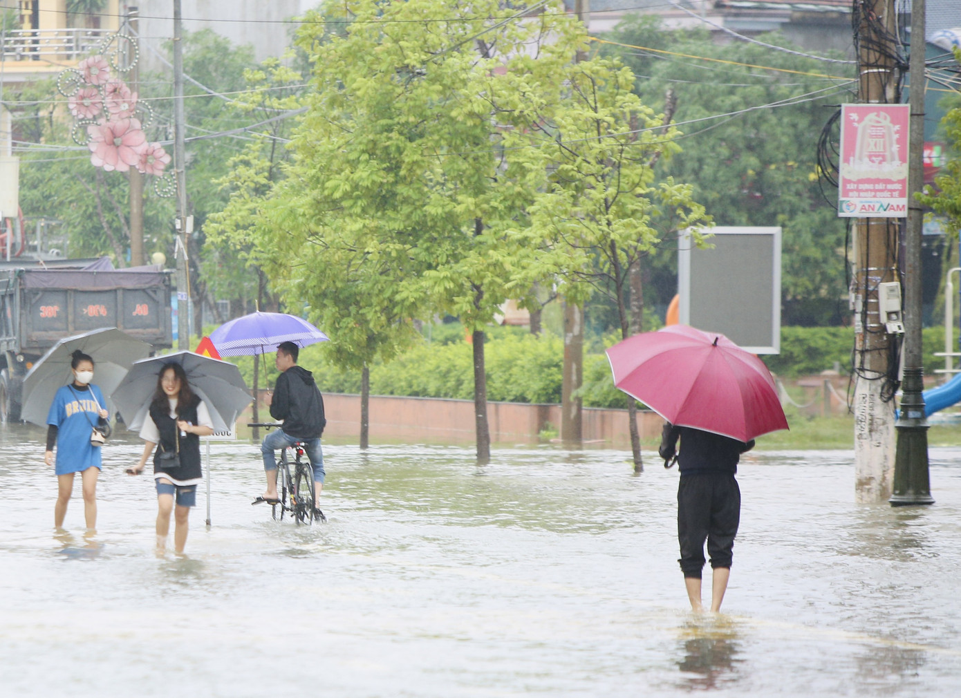 Nước chạm nóc, người dân Hà Tĩnh ngồi mái nhà chờ cứu trợ ảnh 10