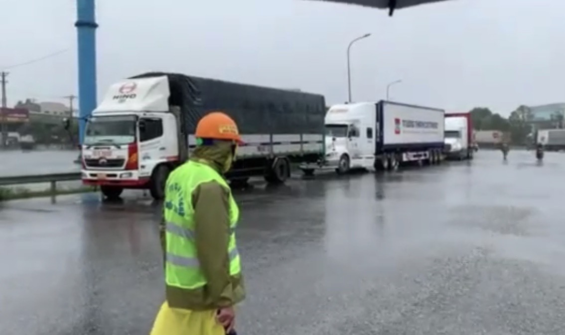 Quốc lộ 1A qua Hà Tĩnh ngập lụt, giao thông tê liệt ảnh 1