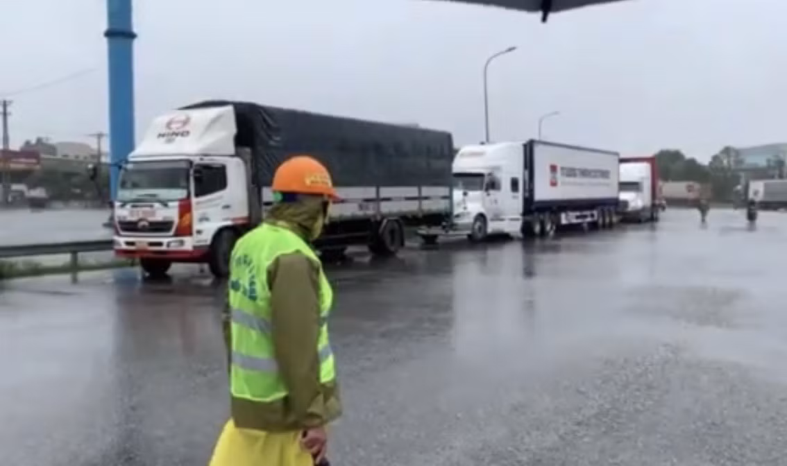 Quốc lộ 1A qua Hà Tĩnh ngập lụt, giao thông tê liệt ảnh 1