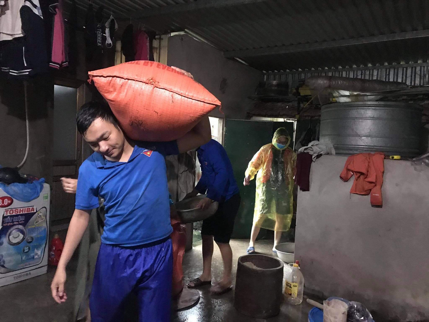 460 đội thanh niên tình nguyện đến từng nhà giúp dân chạy lũ ảnh 7