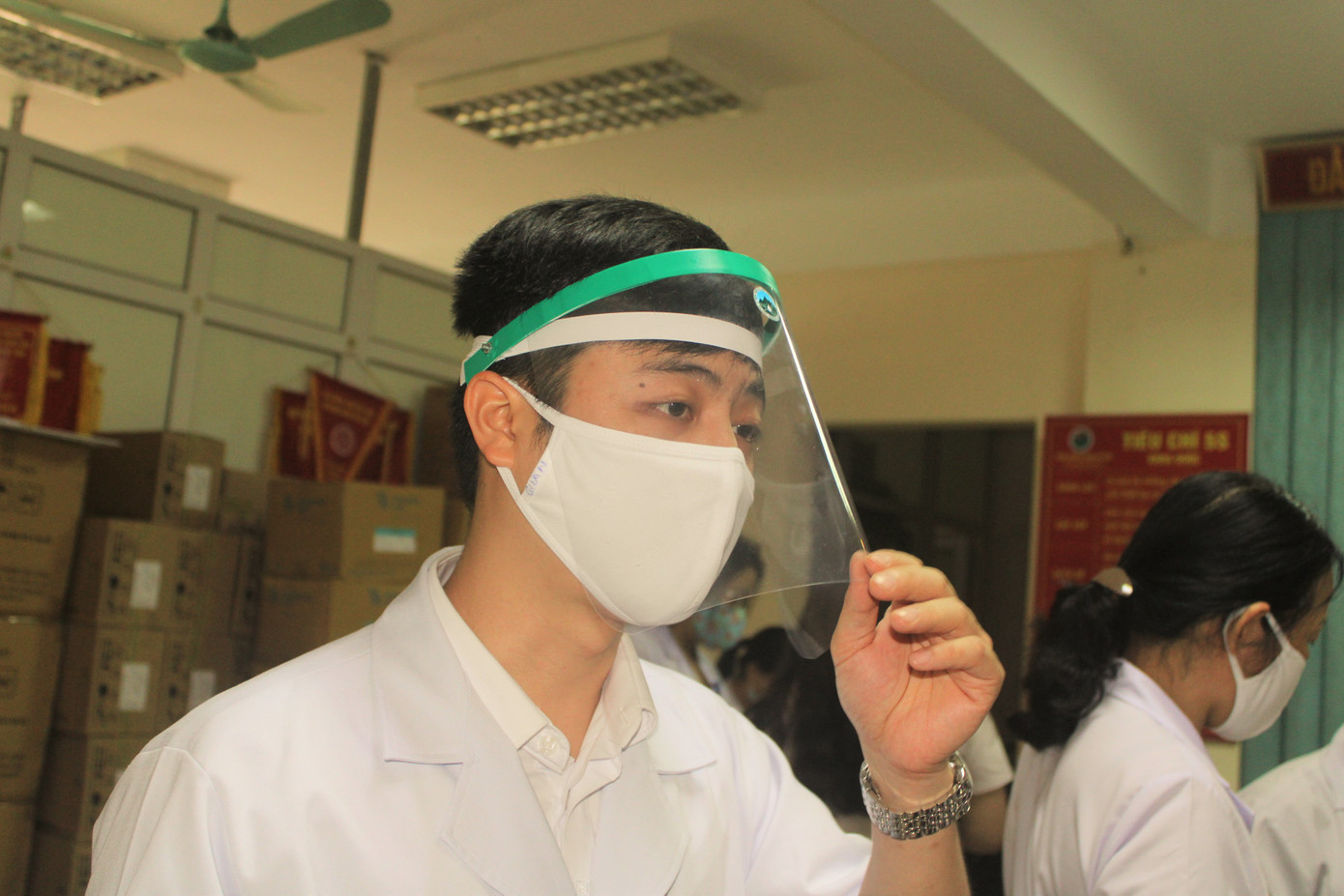 Đoàn thanh niên bệnh viện làm kính chắn giọt bắn phòng COVID-19 ảnh 2