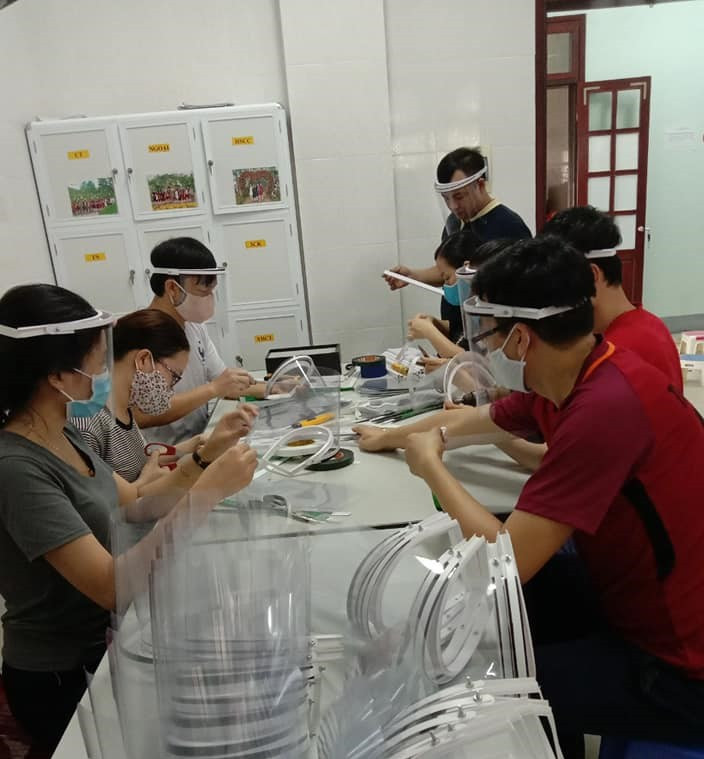 Đoàn thanh niên bệnh viện làm kính chắn giọt bắn phòng COVID-19 ảnh 6