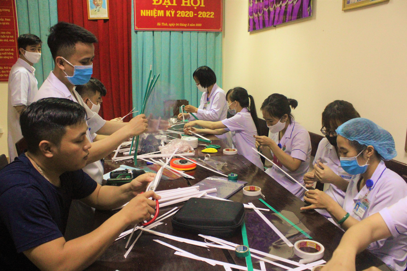 Đoàn thanh niên bệnh viện làm kính chắn giọt bắn phòng COVID-19 ảnh 1