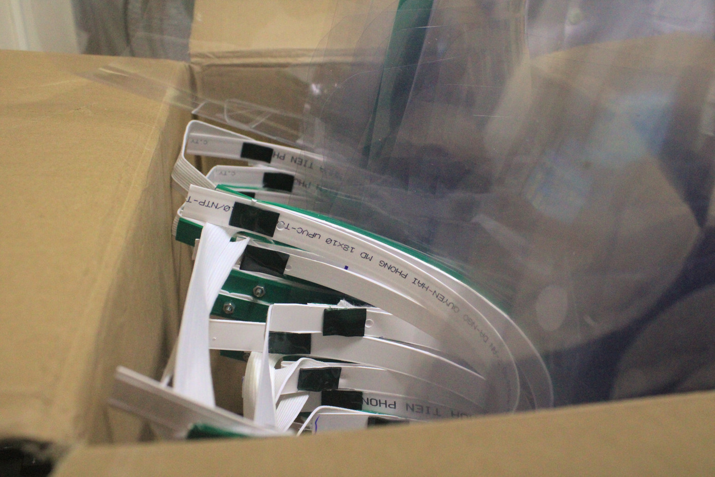 Đoàn thanh niên bệnh viện làm kính chắn giọt bắn phòng COVID-19 ảnh 4