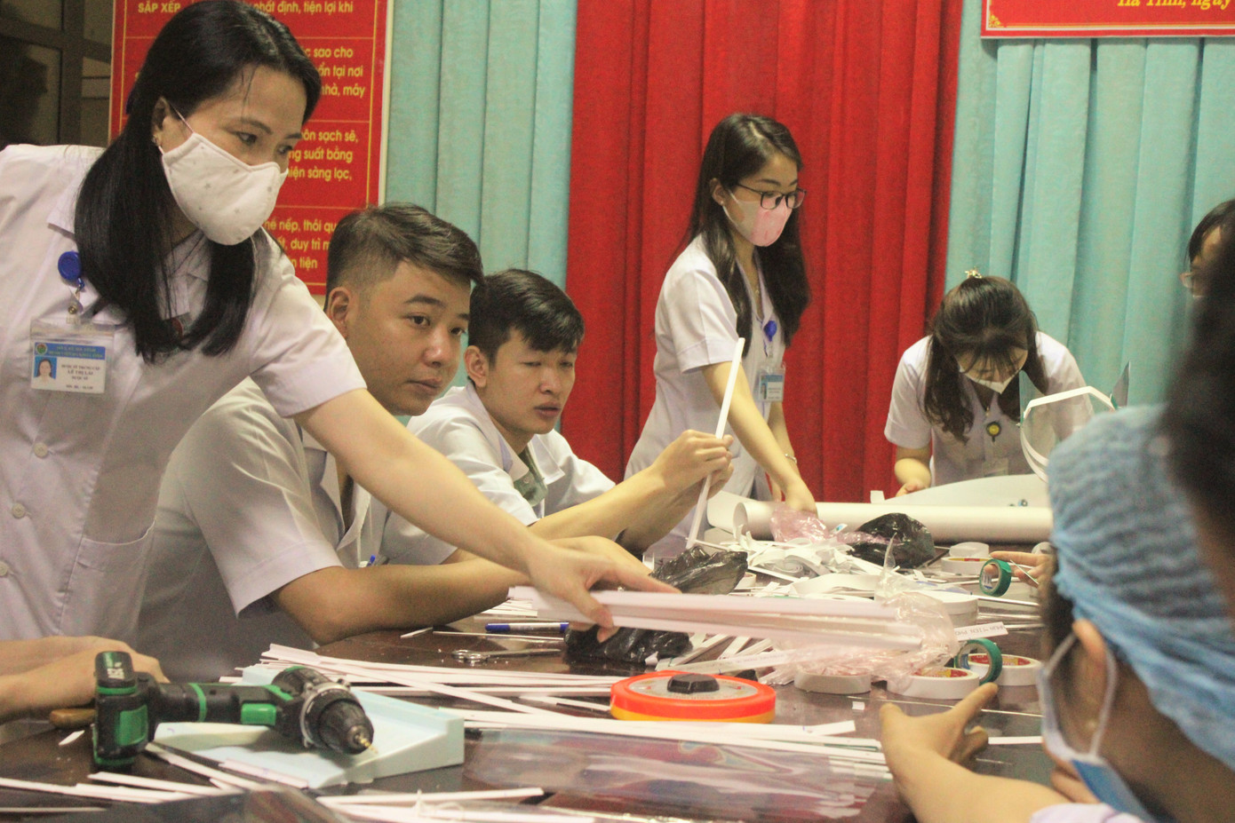 Đoàn thanh niên bệnh viện làm kính chắn giọt bắn phòng COVID-19 ảnh 3