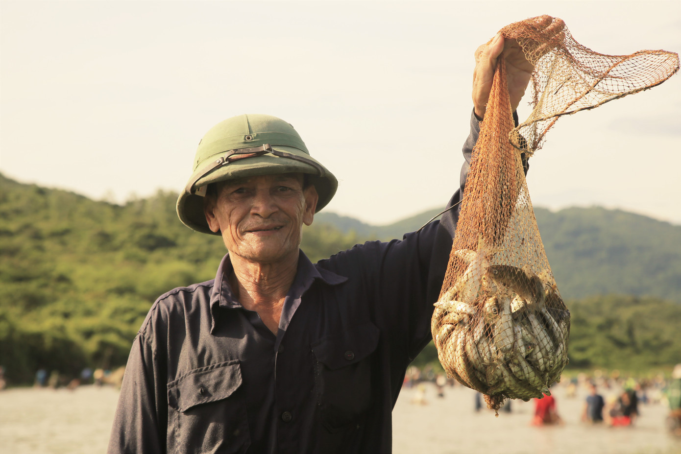 Sau tiếng hô lớn, hàng trăm người dân nhào xuống Đầm Vực bắt cá ảnh 18
