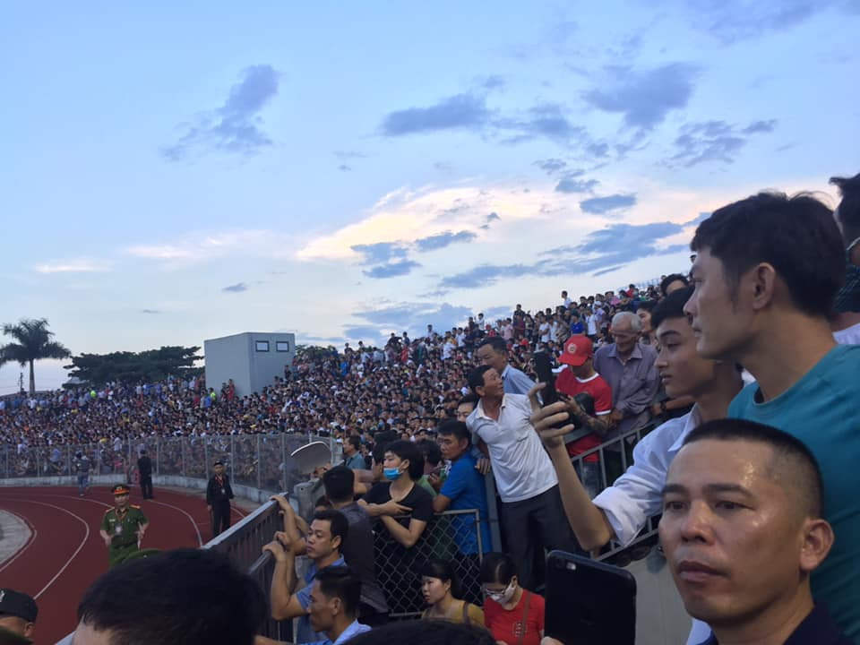 'Vỡ sân' Hà Tĩnh, CĐV bức xúc vì mua vé không được xem ảnh 15