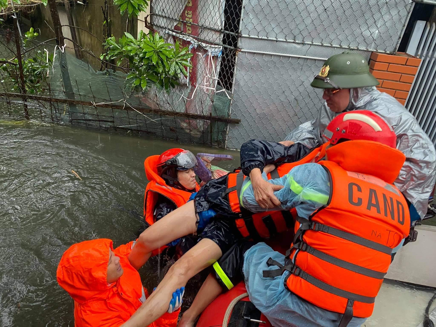 460 đội thanh niên tình nguyện đến từng nhà giúp dân chạy lũ ảnh 4