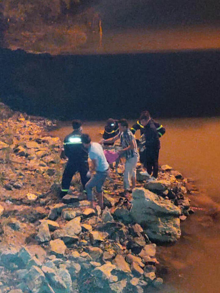 Để lại xe máy, điện thoại, ví tiền, nam thanh niên nhảy cầu tự tử ảnh 1