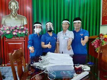 Đoàn thanh niên Bệnh viện làm kính chắn giọt bắn chống dịch COVID-19 ảnh 3