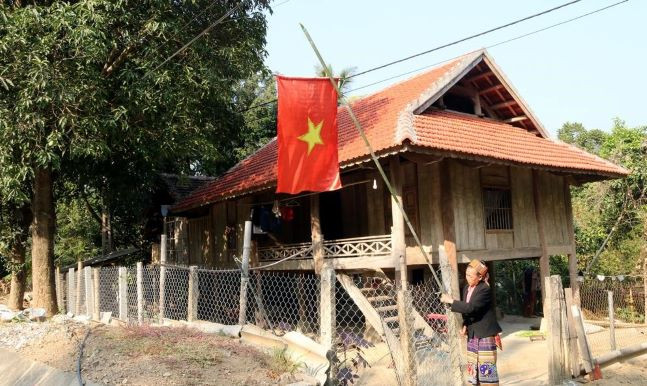 Đỏ thắm Quốc kỳ nơi miền rẻo cao xứ Nghệ ảnh 5