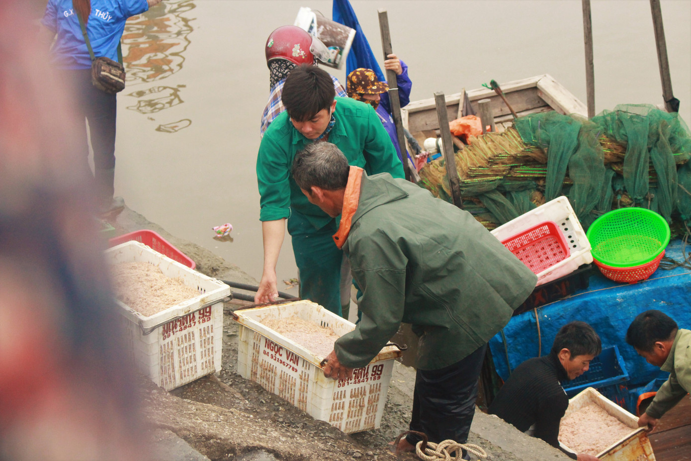 Cảng cá Hà Tĩnh tấp nập người bán, kẻ mua giữa mùa dịch COVID - 19 ảnh 4