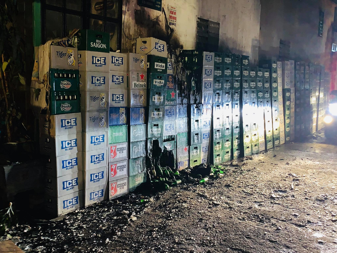 Nam thanh niên bỏ ý định tự tử sau hơn 2 giờ 'cố thủ' trên nóc nhà ảnh 5