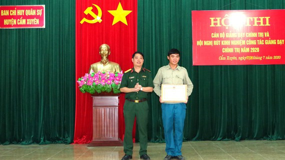 Tặng bằng khen xã đội phó cứu nữ sinh nhảy cầu tự tử ảnh 1