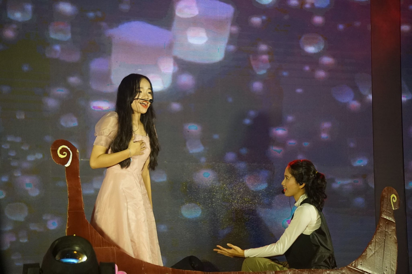 Học sinh xứ Nghệ học tiếng anh bằng 'Lễ hội sắc màu' ảnh 3