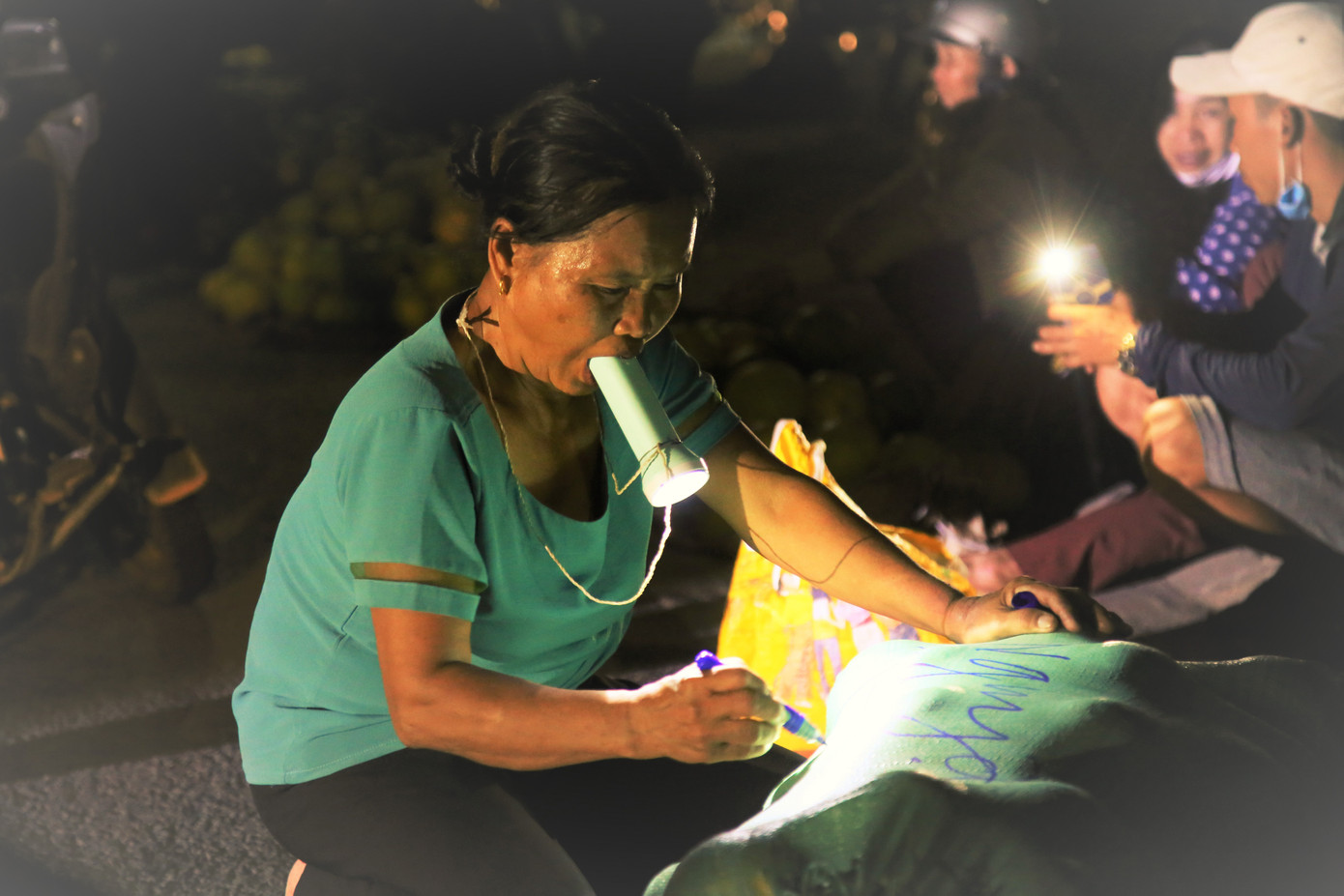 Bưởi đặc sản vào vụ, trăm người soi đèn thức trắng bán ở chợ đêm ảnh 14