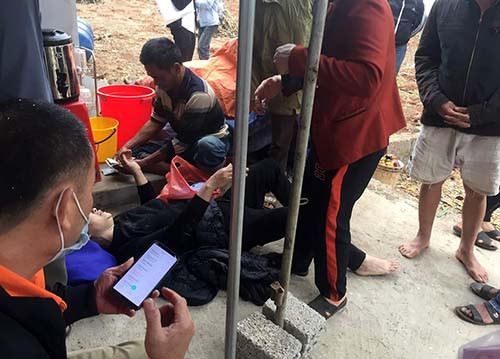 Va chạm cực mạnh, xe buýt xe tải biến dạng, nhiều người bị thương ảnh 2