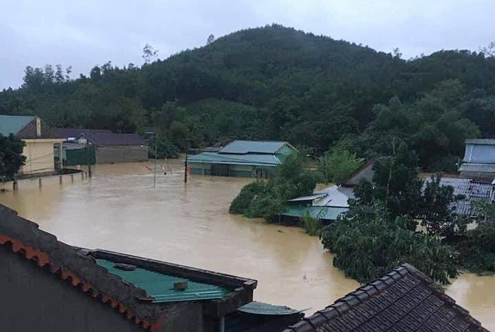 Nước dâng cao gần tới nóc nhà, một huyện ở Nghệ An bị cô lập hoàn toàn ảnh 6