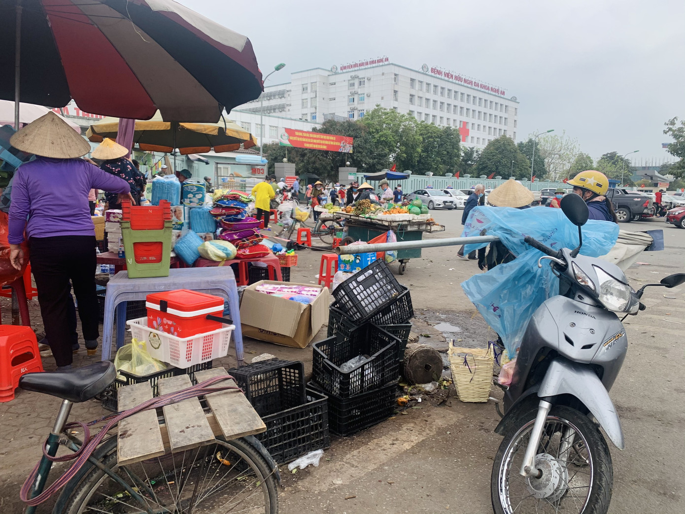 Bát nháo trước cổng bệnh viện Hữu nghị đa khoa Nghệ An ảnh 5