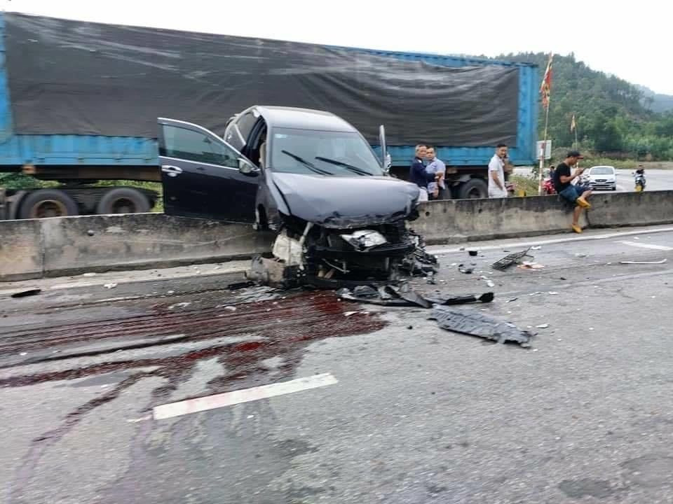 Xe Camry nát đầu, long bánh vì tránh... đàn bò ảnh 1