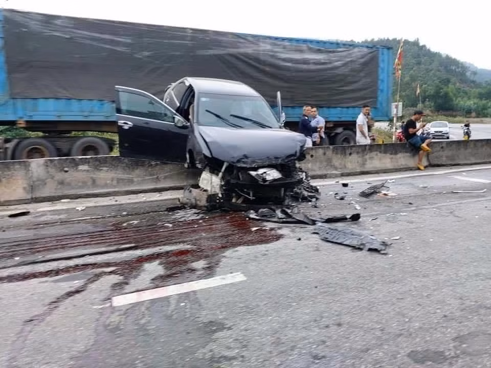 Xe Camry nát đầu, long bánh vì tránh... đàn bò ảnh 1