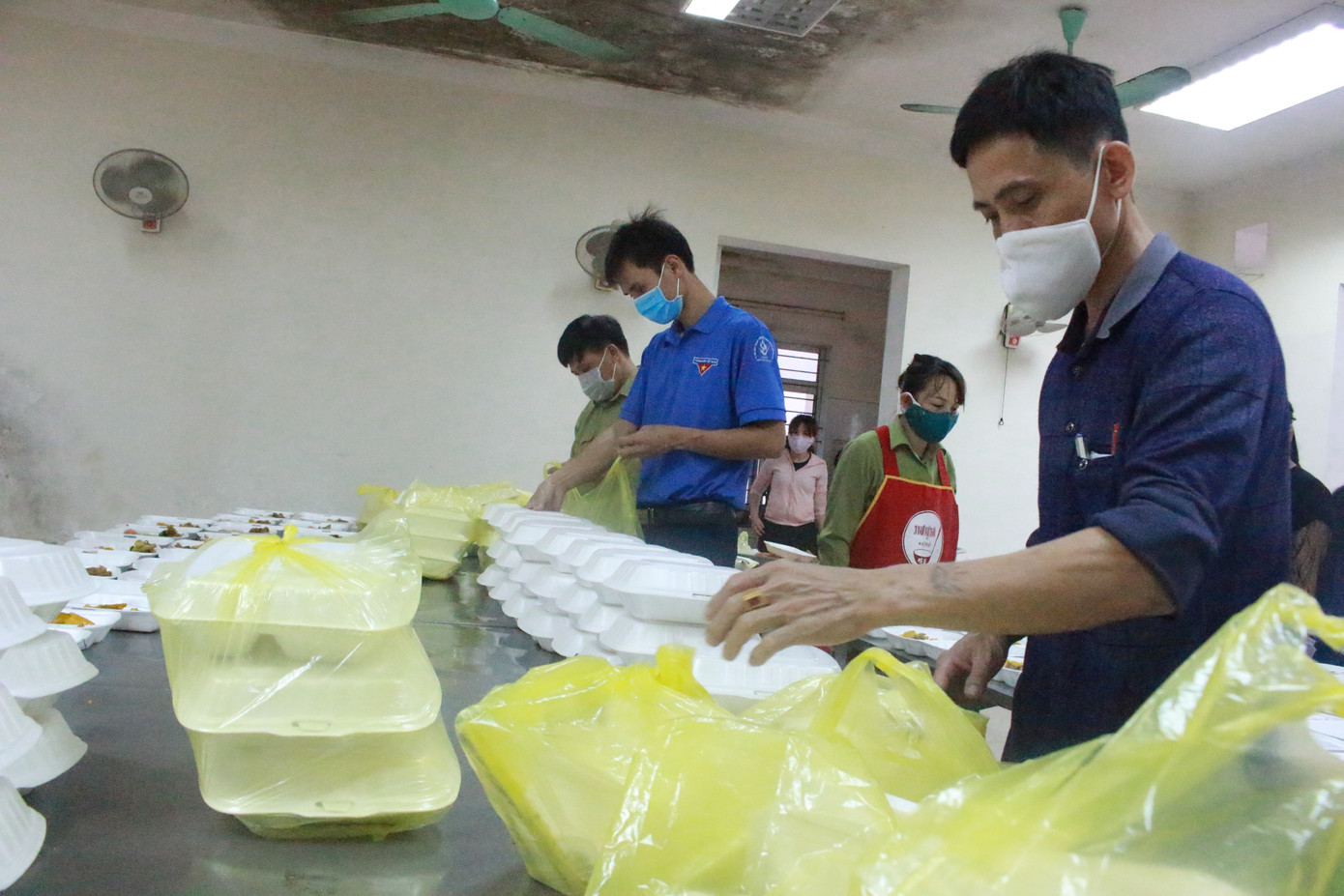 Giảng viên về thôn kêu gọi, thu gom rau tiếp tế nơi cách ly gần 1.000 người ảnh 15