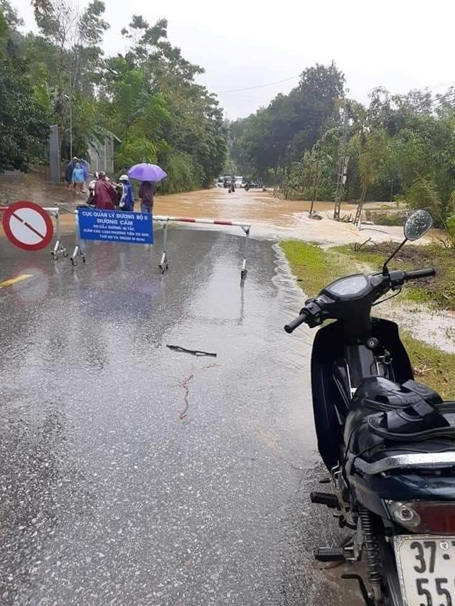 Cố băng qua đường ngập lụt, 2 thanh niên bị lũ cuốn trôi ảnh 1