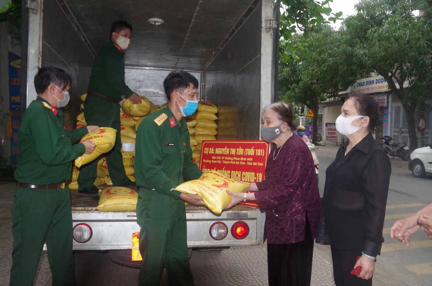 Cụ bà 101 tuổi dành tiền tiết kiệm mua 2 tấn gạo ủng hộ vùng cách ly ảnh 1