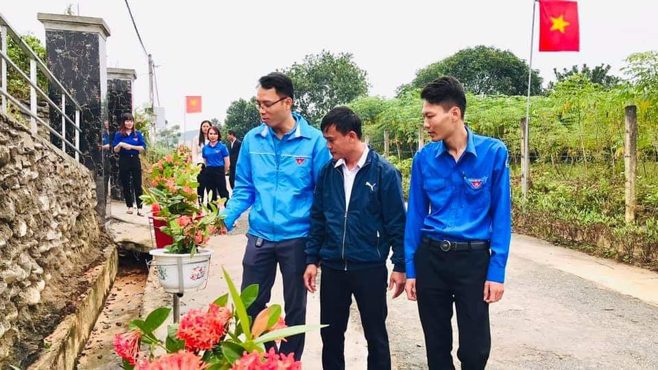 Thanh niên Hà Tĩnh làm đường hoa chào mừng Đại hội Đảng bộ tỉnh ảnh 6