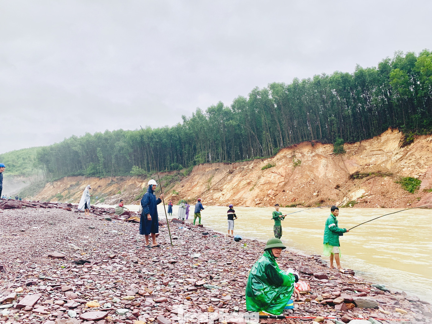 Hàng chục người bất chấp hồ xả lũ vẫn săn bắt cá dưới dòng nước xiết ảnh 3