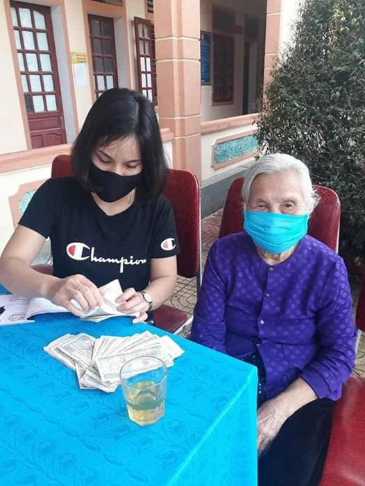 Cụ bà 90 tuổi cầm xấp tiền 1 ngàn và 2 ngàn đồng ủng hộ quỹ chống dịch ảnh 1