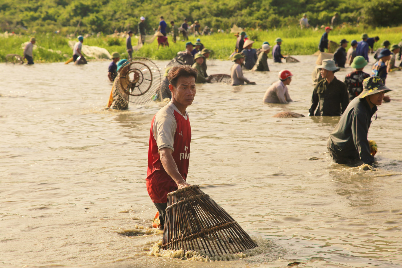 Sau tiếng hô lớn, hàng trăm người dân nhào xuống Đầm Vực bắt cá ảnh 11