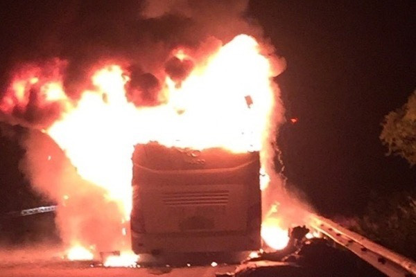 Xe giường nằm bốc cháy ngùn ngụt khi đang chở khách trên đường ảnh 1