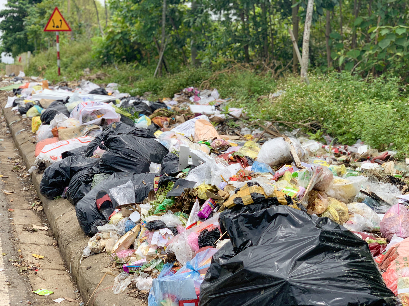 Không có bãi tập kết, rác bủa vây đường Hồ Chí Minh ảnh 7