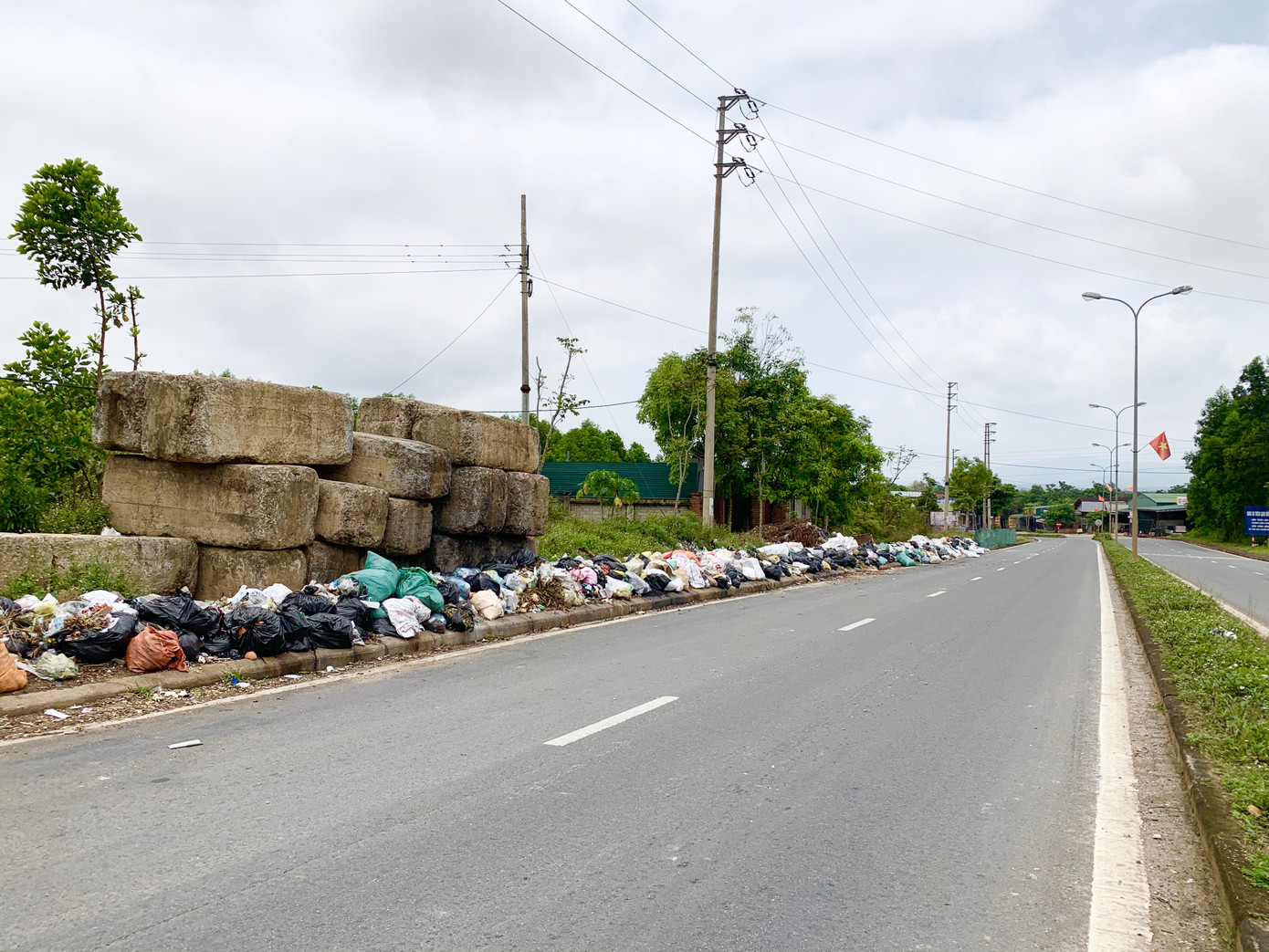 Không có bãi tập kết, rác bủa vây đường Hồ Chí Minh ảnh 11