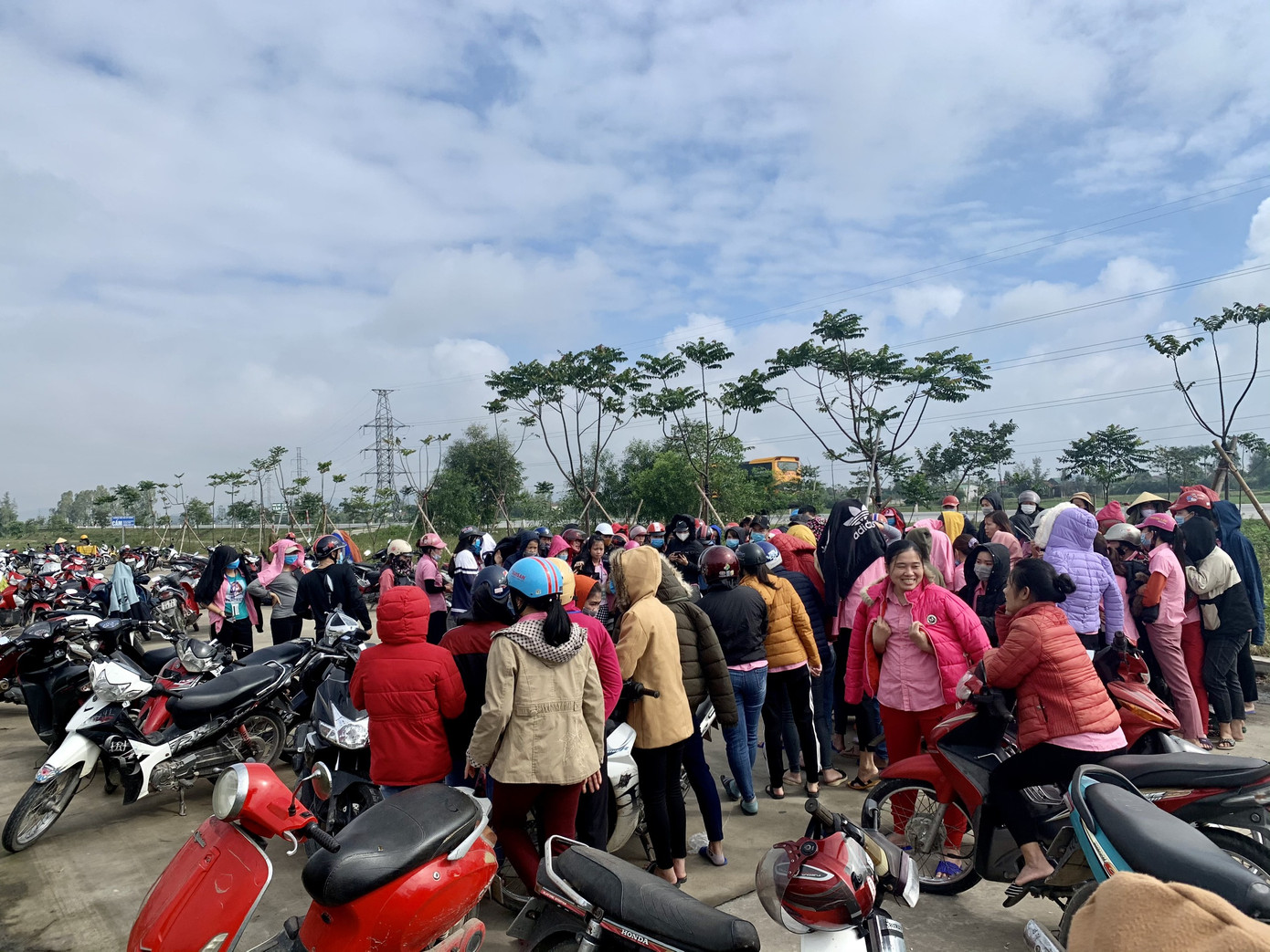 Nghệ An: Hàng trăm công nhân tập trung đòi quyền lợi ảnh 3