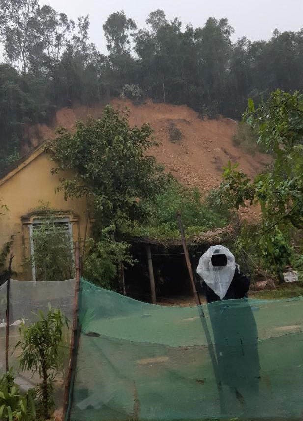 Sạt lở núi, di dời khẩn cấp hơn 300 người dân ảnh 1