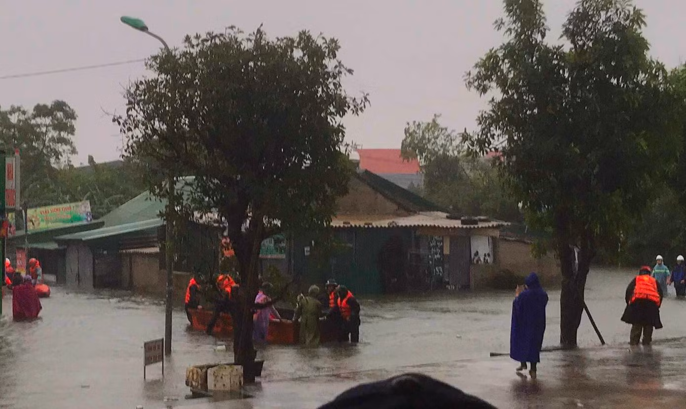 Mưa như trút, thành Vinh ‘thất thủ’ ảnh 7