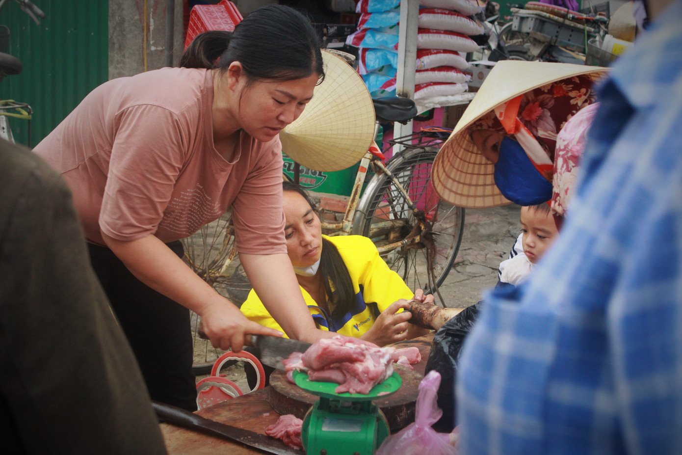 Cảng cá Hà Tĩnh tấp nập người bán, kẻ mua giữa mùa dịch COVID - 19 ảnh 5