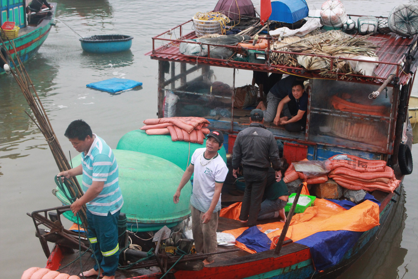 Cảng cá Hà Tĩnh tấp nập người bán, kẻ mua giữa mùa dịch COVID - 19 ảnh 16