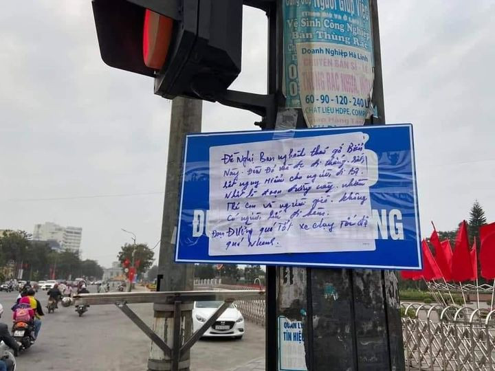 Xôn xao biển báo 'Đèn đỏ được phép đi thẳng' ở Nghệ An ảnh 3