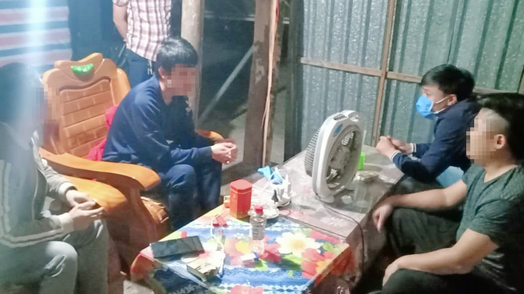 Bắt nhóm sử dụng ma túy phát hiện nhiều hung khí ảnh 2